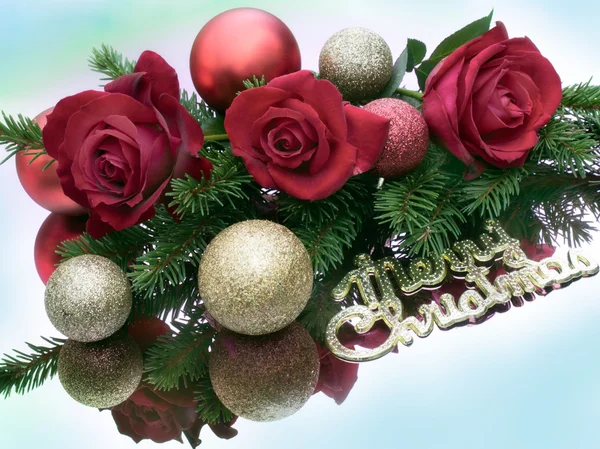 Рождественские шары и розы — стоковое фото
