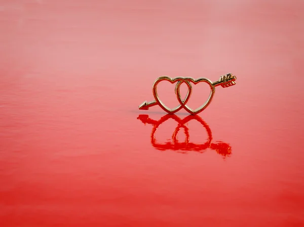 Zwei Herzen auf rotem Hintergrund — Stockfoto