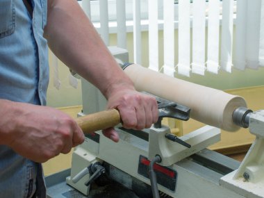 Ahşap eleman çalışan adamın kolları