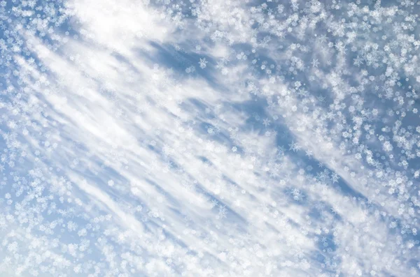 Caduta fiocchi di neve su sfondo blu — Foto Stock