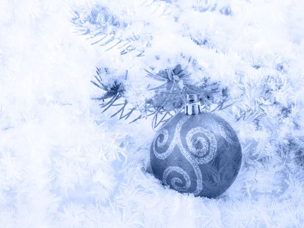 Bola de Navidad yacen en la nieve —  Fotos de Stock