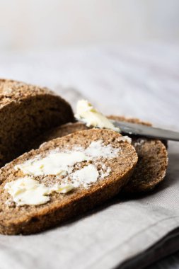 keten peçetede tereyağlı dilimlenmiş çavdar ekmeği.
