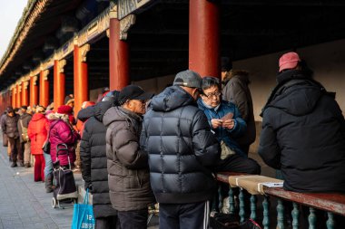 Yaşlı Çinliler sokakta oyun oynuyor. 