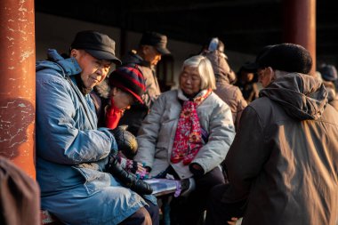 Yaşlı Çinliler sokakta oyun oynuyor. 