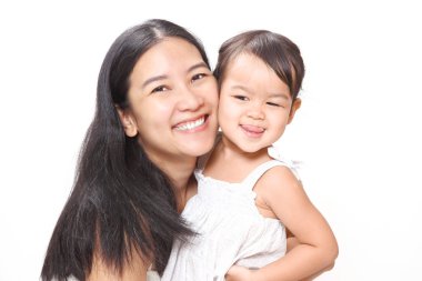 Güzel Asya anne ve bebek kız aşk ile sarılma 