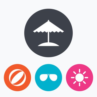 plaj tatil simgeler. şemsiye ve güneş gözlüğü.