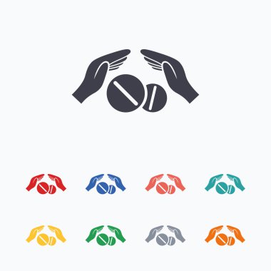 Tıbbi Sigorta işareti. hapları el tutar.