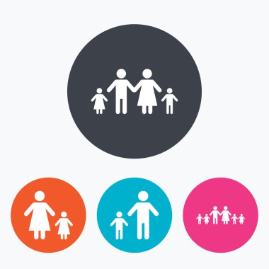 İki çocuk işareti ile aile.