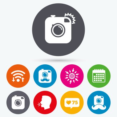 yenilikçi fotoğraf makinesi ile bıyık kutsal kişilerin resmi.