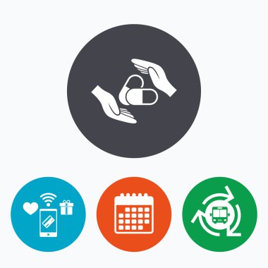 Tıbbi Sigorta işareti. hapları el tutar.