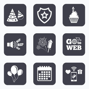 Doğum günü partisi. Pasta, balon, şapka ve havai fişek