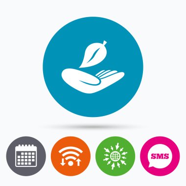 Doğa sigorta işareti. Yaprak sembol el tutar