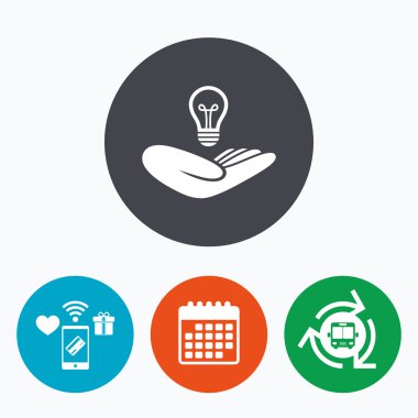 Fikir sigorta işareti. Lamba ampul simgesi el tutar