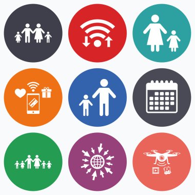 İki çocuk işareti ile aile.  