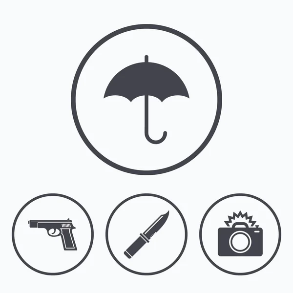 Arma de pistola. Cuchillo, paraguas y cámara . — Vector de stock
