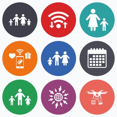 İki çocuk işareti ile aile.