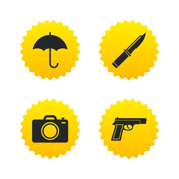 Arma de pistola. Cuchillo, paraguas y cámara fotográfica . — Vector de stock