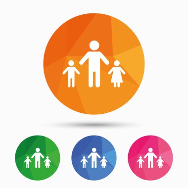 Aile ile iki çocuk kutsal kişilerin resmi.