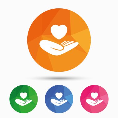 Hayat sigortası işareti. Kalp el tutar.