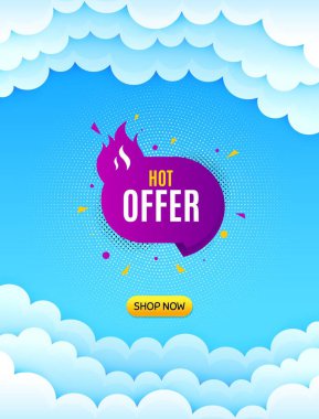 Sıcak teklif afişi. Mesaj içeren bulutlu gökyüzü arkaplanı. İndirimli çıkartma şekli. Kupon etiketi ikonu. En iyi reklam kuponu bulut afişi. Ateşli teklif rozeti şekli. Mavi gökyüzü arka planı. Vektör