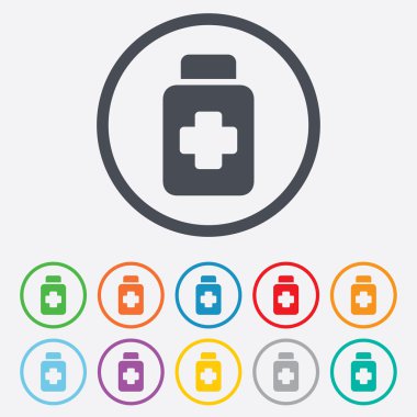 uyuşturucu simgesini işaret. sembolü ile hap paketi野菜分野で親指を身振りと笑みを浮かべて若いカップルの完全な長さの肖像画.