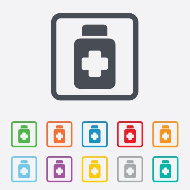 uyuşturucu simgesini işaret. sembolü ile hap paketi野菜分野で親指を身振りと笑みを浮かべて若いカップルの完全な長さの肖像画.