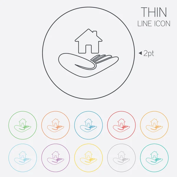 Hus försäkring tecken. Handen håller hem symbol. — Stock vektor