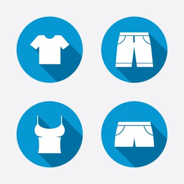 T-shirt ve şort ile pantolon.