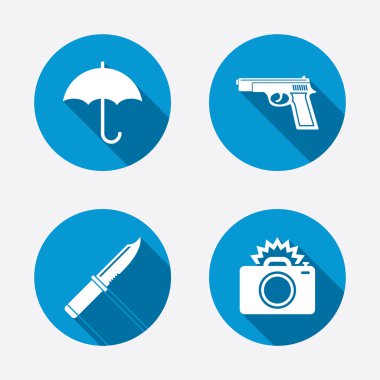 Bıçak, şemsiye ve fotoğraf fotoğraf makinesi.