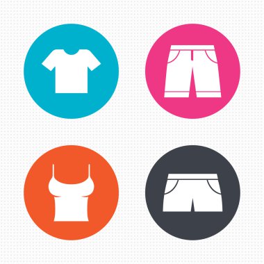 T-shirt ve şort ile pantolon.
