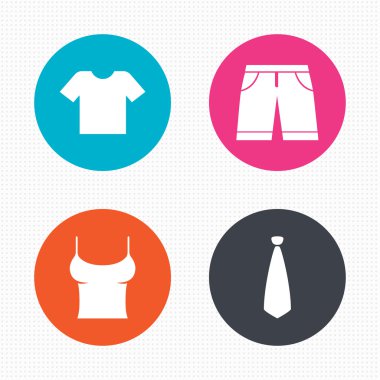 T-shirt ve şort ile pantolon.