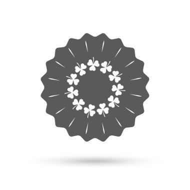 Yonca üç çelenk işaret bırakır.