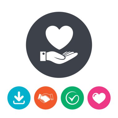 kalp ve el işareti. Palm tutar aşk sembolü.