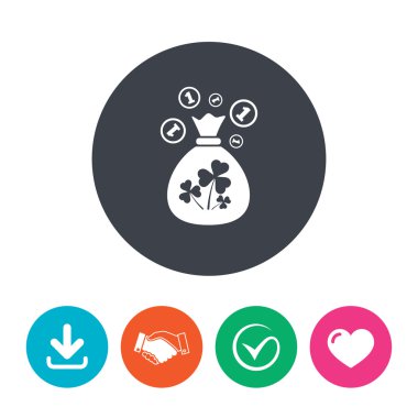Para çantasını üç yonca bırakır