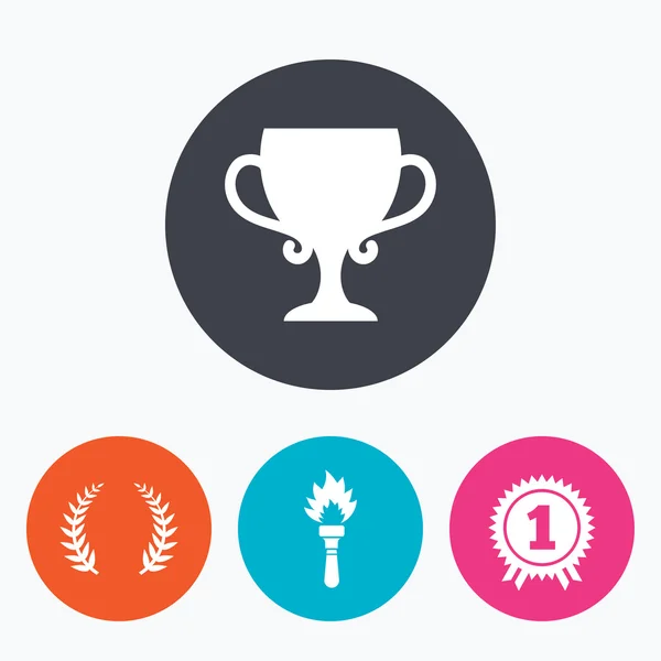 Eerste plaats award cup pictogrammen. — Stockvector