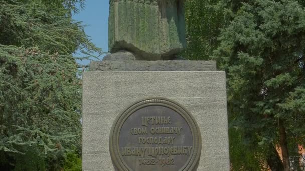 Ivan Crnojevic Statue Cetinje — Stockvideo