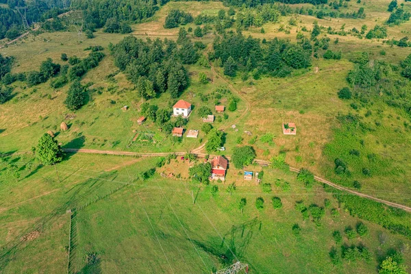 Montenegro dorp in de bergen - luchtfoto — Stockfoto