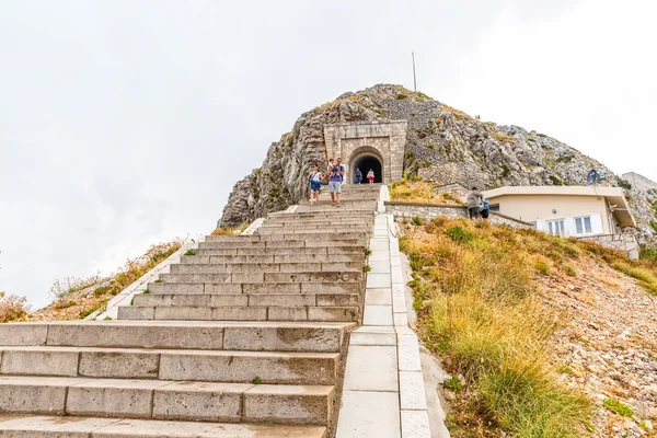 Njegos mausoleum trappen en tunnel — Stockfoto