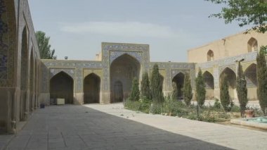 Şah Camii Soleimanieh okul bahçesi