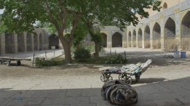 Şah Camii Soleimanieh okul bahçesi