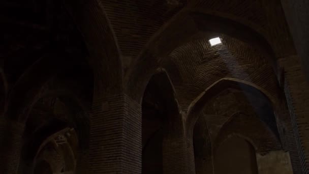 Isfahán Interior de la antigua mezquita — Vídeo de stock