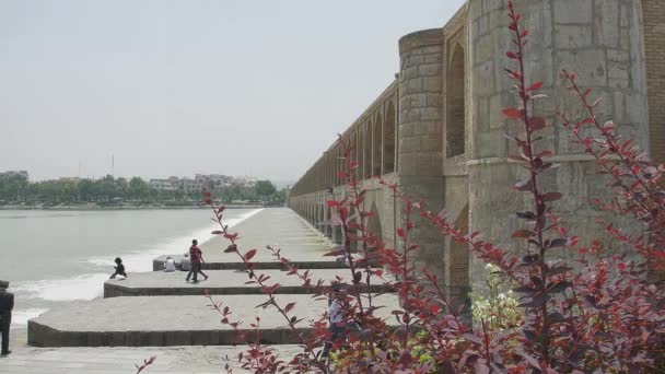 Isfahan Zayandeh rivier vanuit Khaju Bridge — Stockvideo