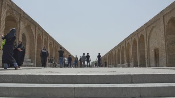 Puente de Khaju Caminantes de Isfahan — Vídeo de stock