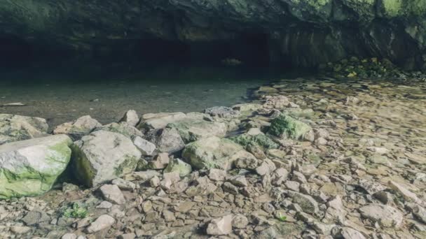 Höhle am Fluss Unjcica — Stockvideo