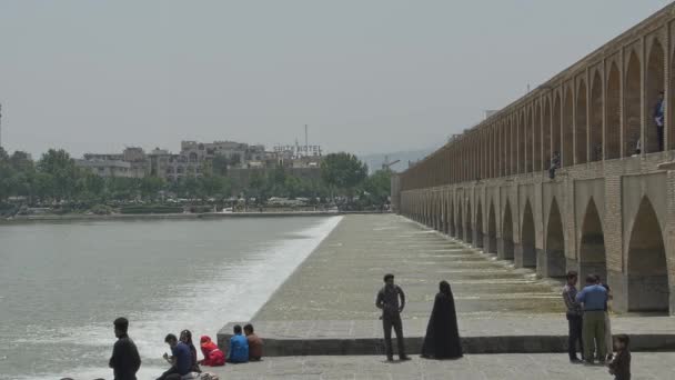 伊斯法罕 Zayandeh 河和阑珊哈鸠桥 — 图库视频影像