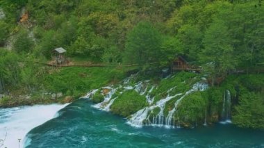 Una nehir şelale