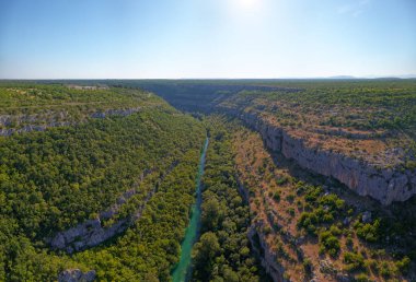Krka Nehri, kanyonun ortasından hava manzaralı.