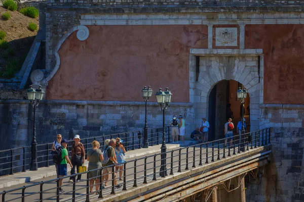 Antigua entrada de la fortaleza veneciana en la ciudad de Corfú Grecia — Foto de Stock