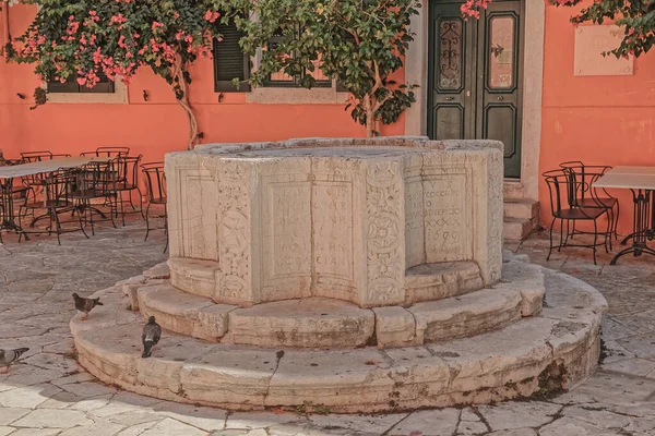 Gamla venetianska brunnen på Korfu stad Grekland — Stockfoto