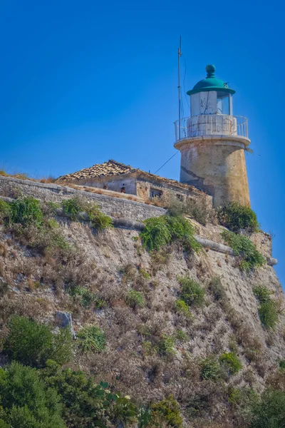 Farol antigo com torre de cúpula verde na fortaleza veneziana em Corfu Grécia — Fotografia de Stock